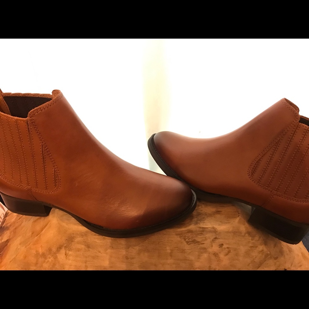 Women’s Ariat Weekender Ankle Booties
